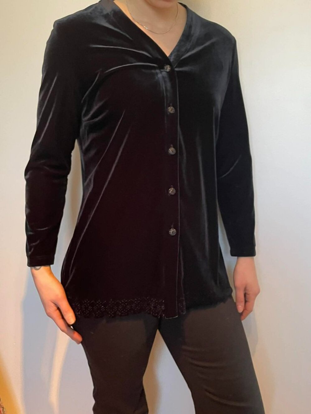 DARK FEMININE BLACK VELVET CARDIGAN BLOUSE Button Front Lace Hem Top size 8